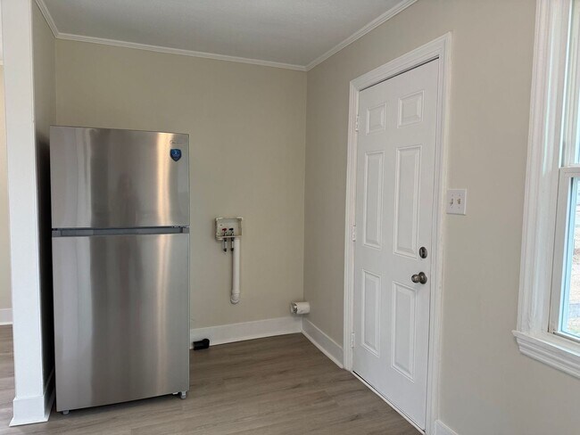 Building Photo - Newly remodeled 1 bedroom, 1 bath duplex.