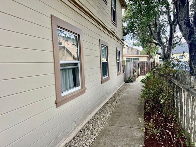 Building Photo - Lovely 1 bedroom cottage in Monterey avail...