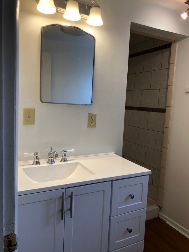 Nuevo tocador y encimera del lavabo - 416 Henry St