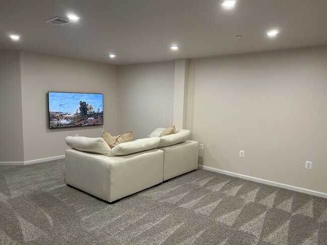 Building Photo - 4 Bedroom Townhome in Brunswick Crossing