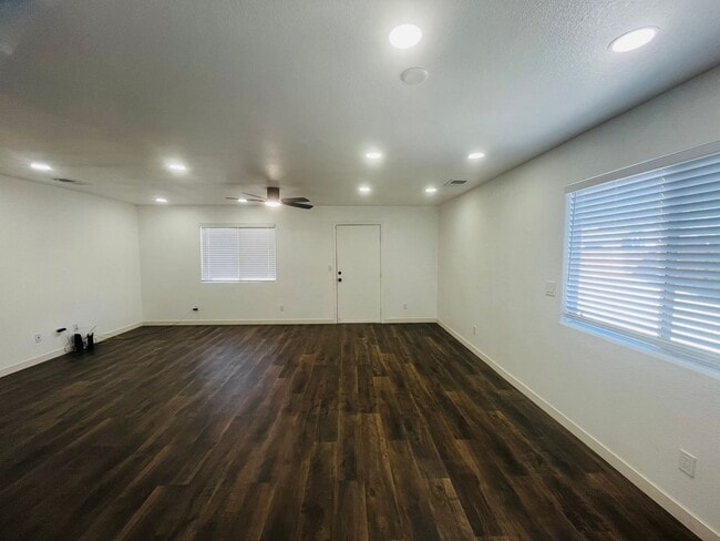 Building Photo - 3 Bedroom 2 Bathroom Home!