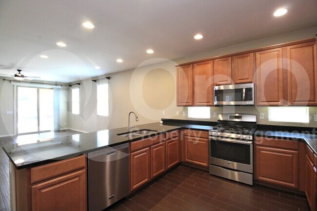 Building Photo - 867 E Aberdeen Dr
