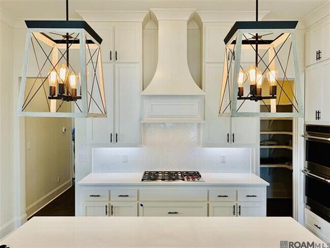 Building Photo - Rouzan Home