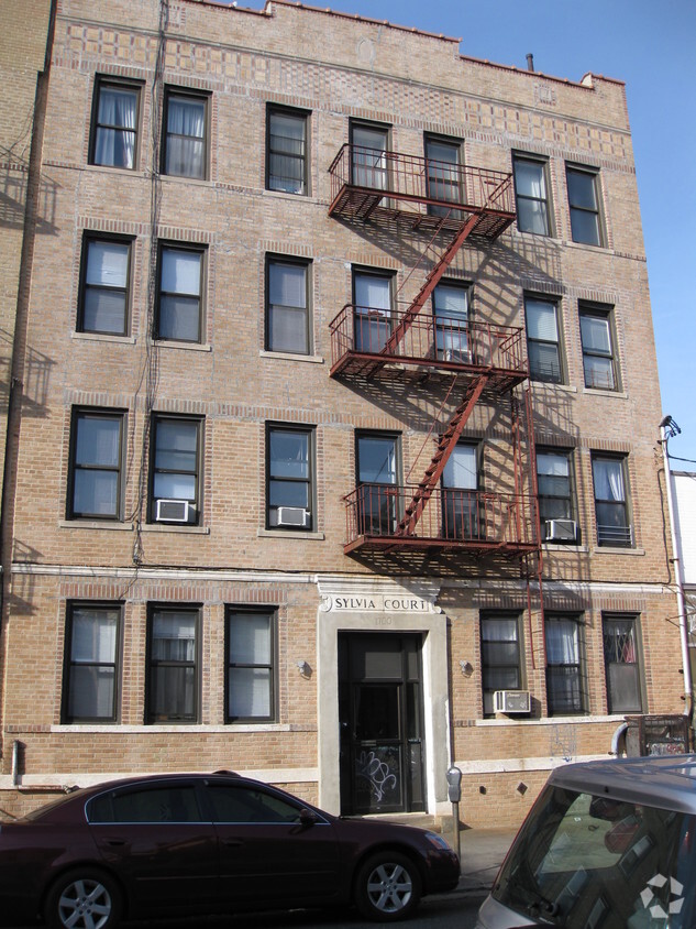 Primary Photo - 1700 E 15th St