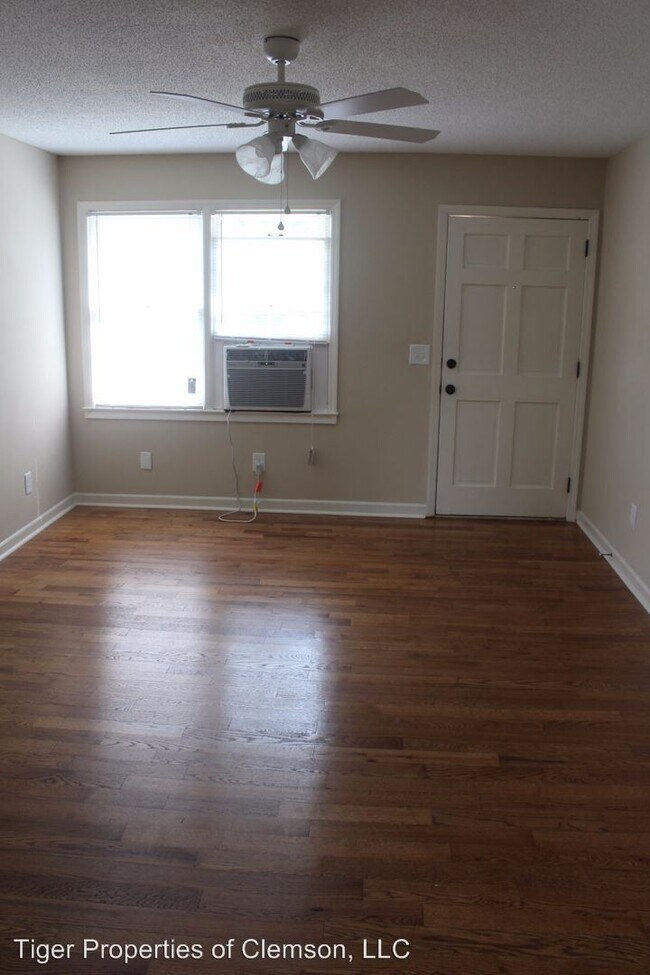 Building Photo - 2 br, 1 bath Room For Rent - 242 Cochran Rd