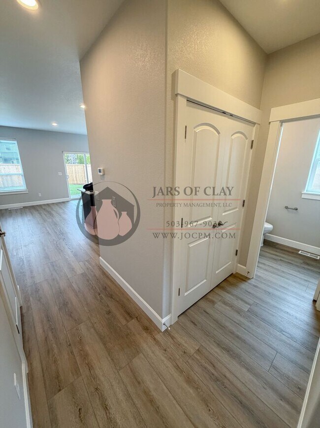 Foto del edificio - 1333/1335 Oppek St NE #2023-LL765