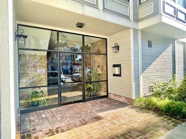 Foto del edificio - Light Filled, Pristine 1br/1Ba Condo w/Par...