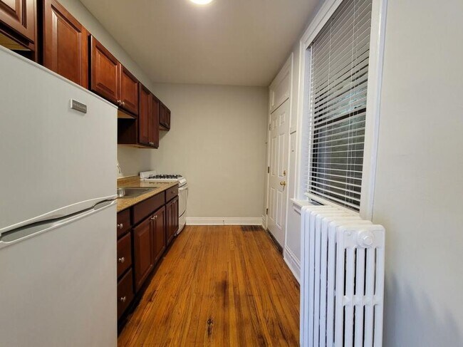 Building Photo - 2 bedroom in Chicago IL 60657