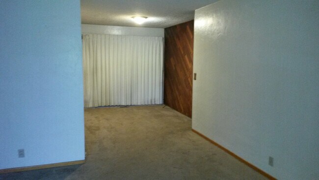 Building Photo - Cute Springfield Home With Large Fenced Ba...