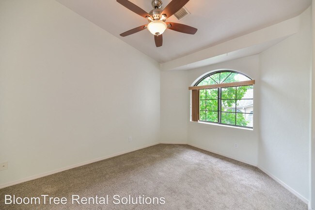 Building Photo - 319 S Alarcon St