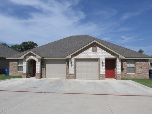 Primary Photo - 2705 Oakview Rd