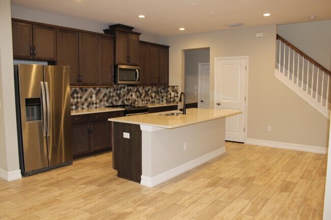 Foto del edificio - Stunning 3BD/2.5BTH + LOFT End Unit Townho...