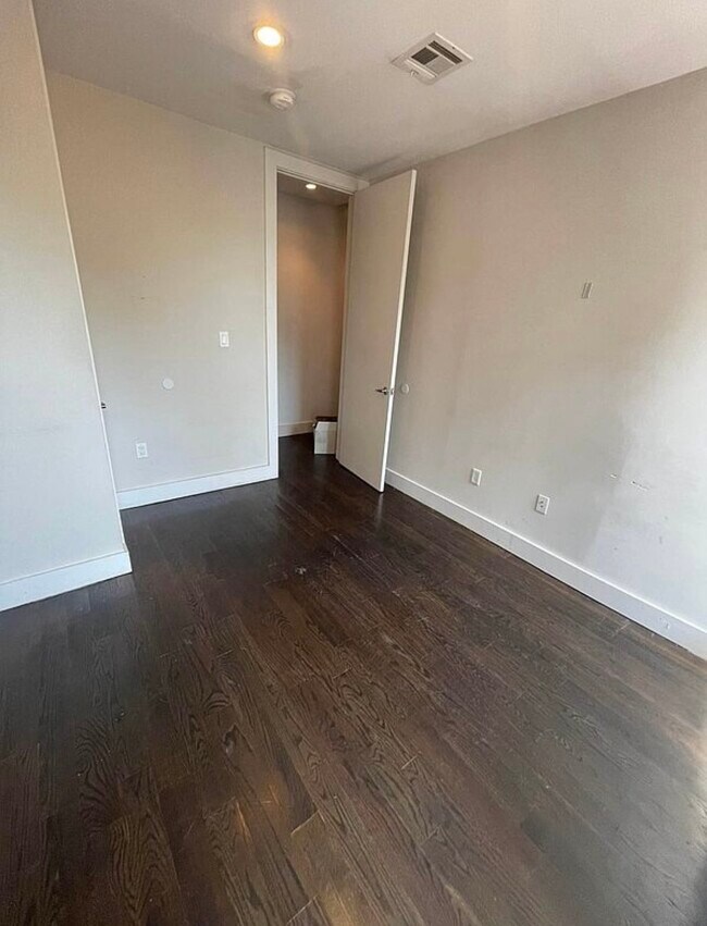 Foto del edificio - 704 DeKalb Ave