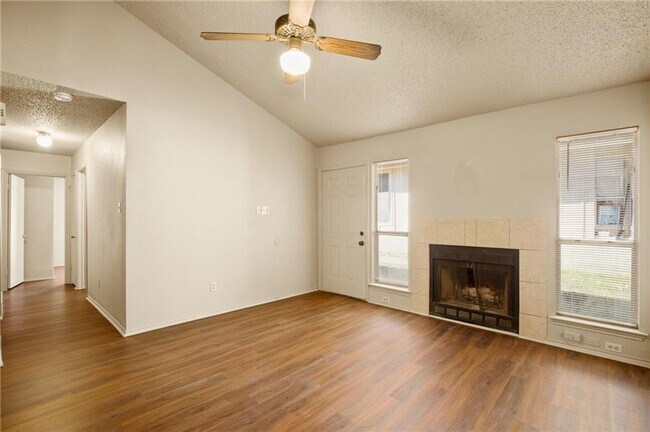 Foto del edificio - Lovely 3 bed, 2 bath duplex in South Round...
