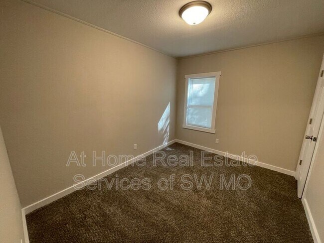 Building Photo - 2174 N Kellett Ave
