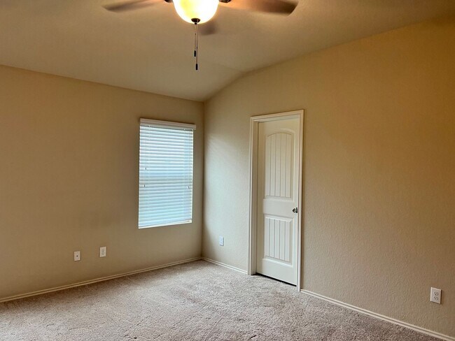Building Photo - Great Home In The Meadows