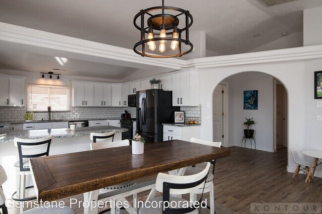 Foto del edificio - 3 br, 2 bath House - 725 North Willow Street