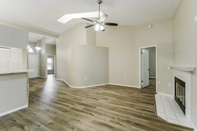 Foto del edificio - 8046 Hathaway Dr