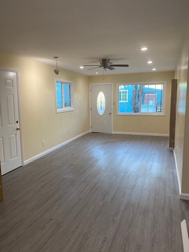Living room - 531 N Hazard Ave
