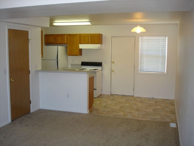 Building Photo - 2 Bed/1 Bath Townhome - W/D Included