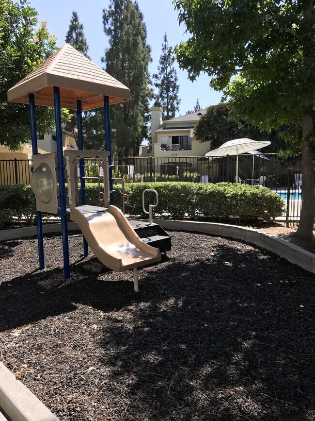 Building Photo - 2-BEDROOM / 2-BATH CONDO W/CARPORT PARKING...