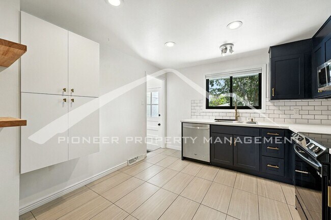 Foto del edificio - Charming Home with Central AC and Fenced Yard