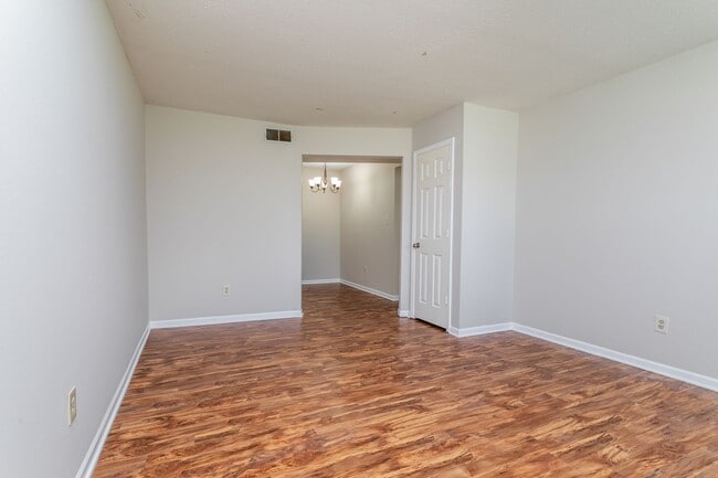 Foto del edificio - 2502-2502 E Morris Dr