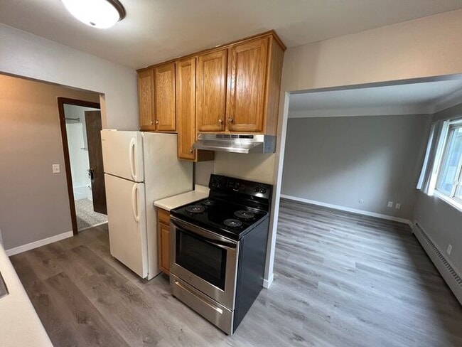 Building Photo - Bright Top Floor Corner Unit Available Now...