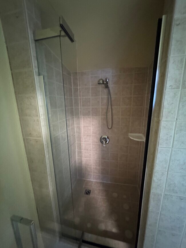 Ducha de estudio - 7614 Security Ave