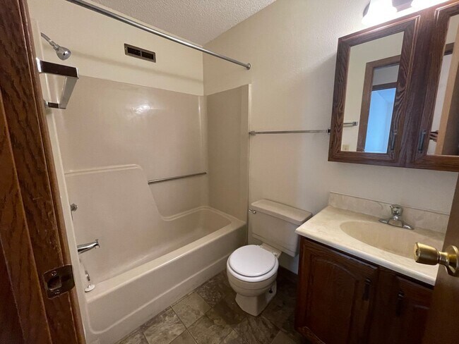 Foto del edificio - Very spacious 2 bed, 2 bath 4-plex unit lo...
