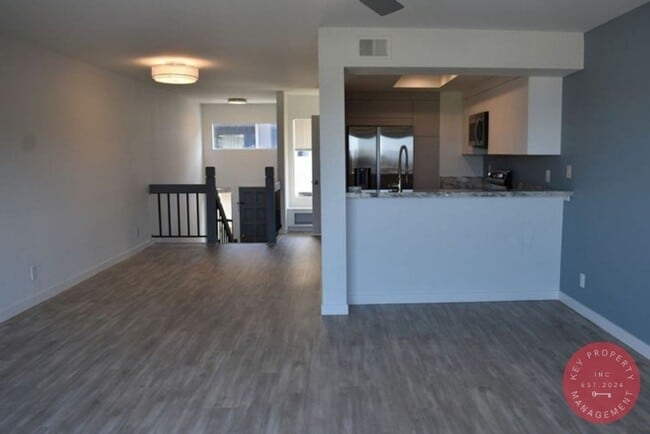 Building Photo - luxurious 3-story condo with stunning view...