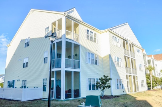 Building Photo - MOVE IN READY! 3rd Floor Condo with BEAUTIFUL Pond View! Central Location!