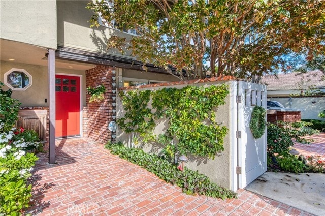 Building Photo - 2641 Alta Vista Dr