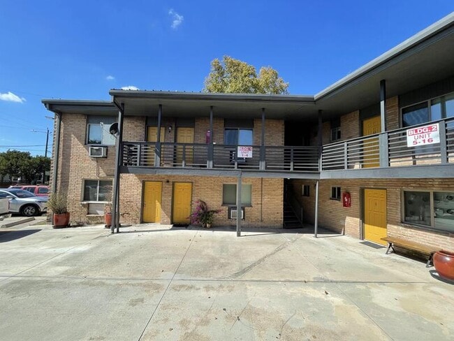 Photo - 4811 Oakland St Apartment