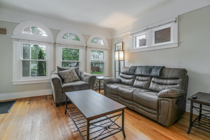 Primary Photo - 904 Beaconsfield Ave