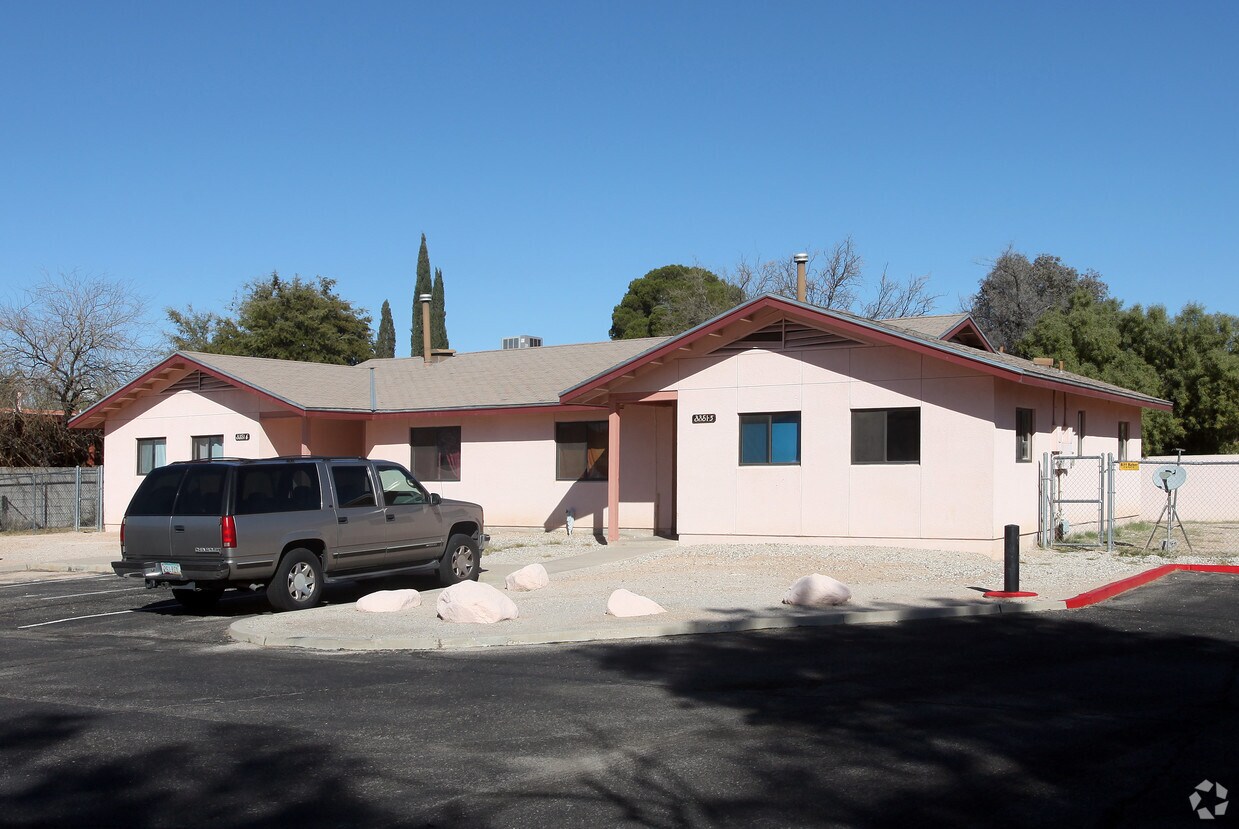 Building Photo - 3351 E Bermuda St