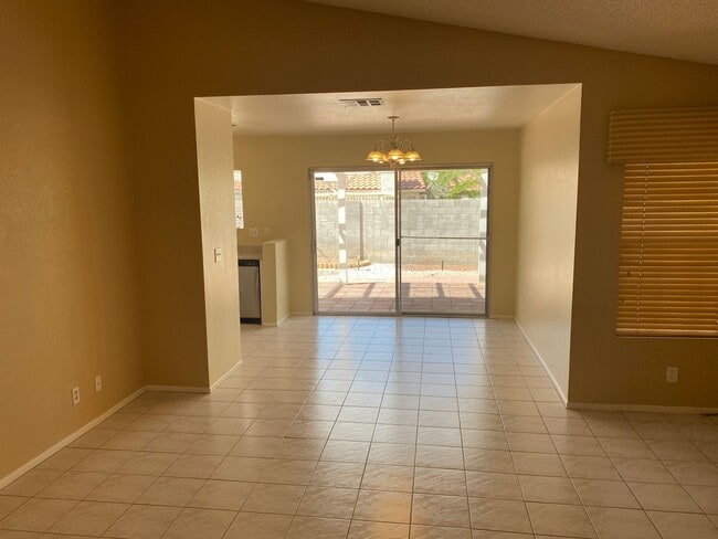 Building Photo - SE!!! 1 Story Home, 2 bedrooms, 2 Car Gara...