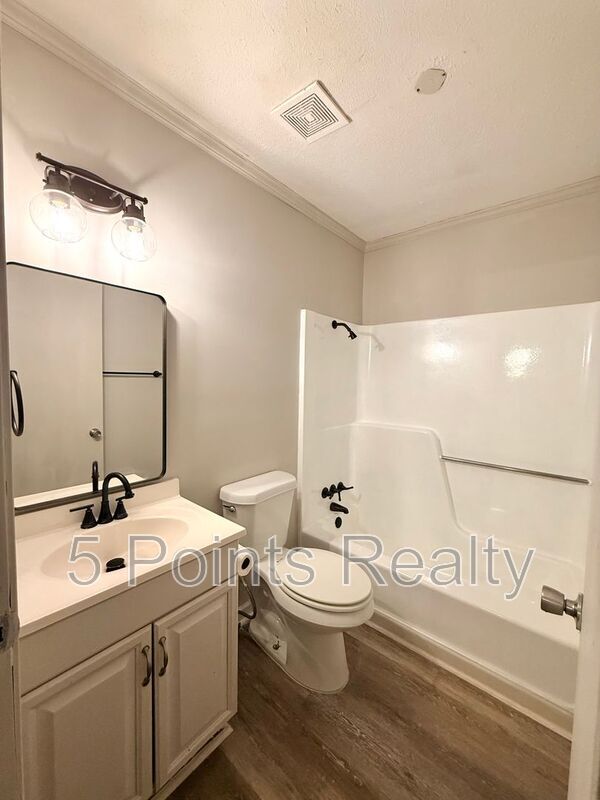 Foto del edificio - 2121 Bracey Cir