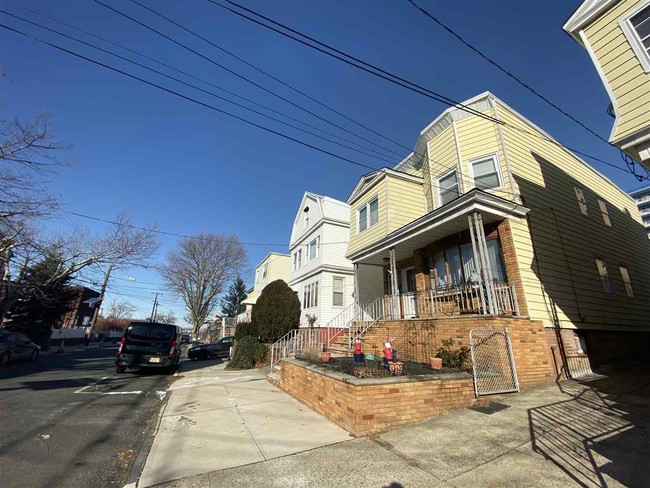 Building Photo - 171 W 22nd St