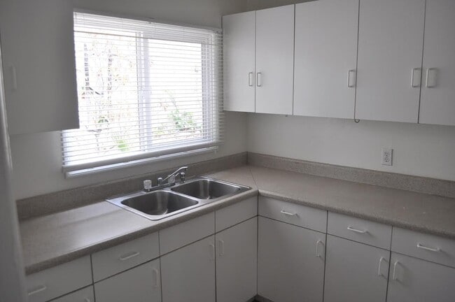 Foto del edificio - Affordable 2BR/1BA Detached Single Family ...