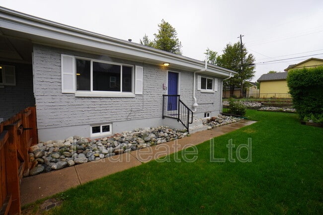 Building Photo - 2268 W Maplewood Ave