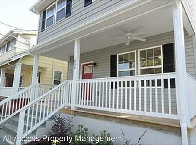 Building Photo - 3 br, 2.5 bath House - 209 W. 38th St
