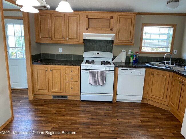 Building Photo - 1 Maple Tree Ct
