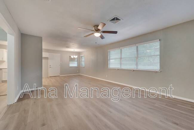 Building Photo - 805 N Douglas Ave