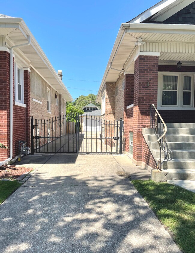 Building Photo - 2126 Cuyler Ave