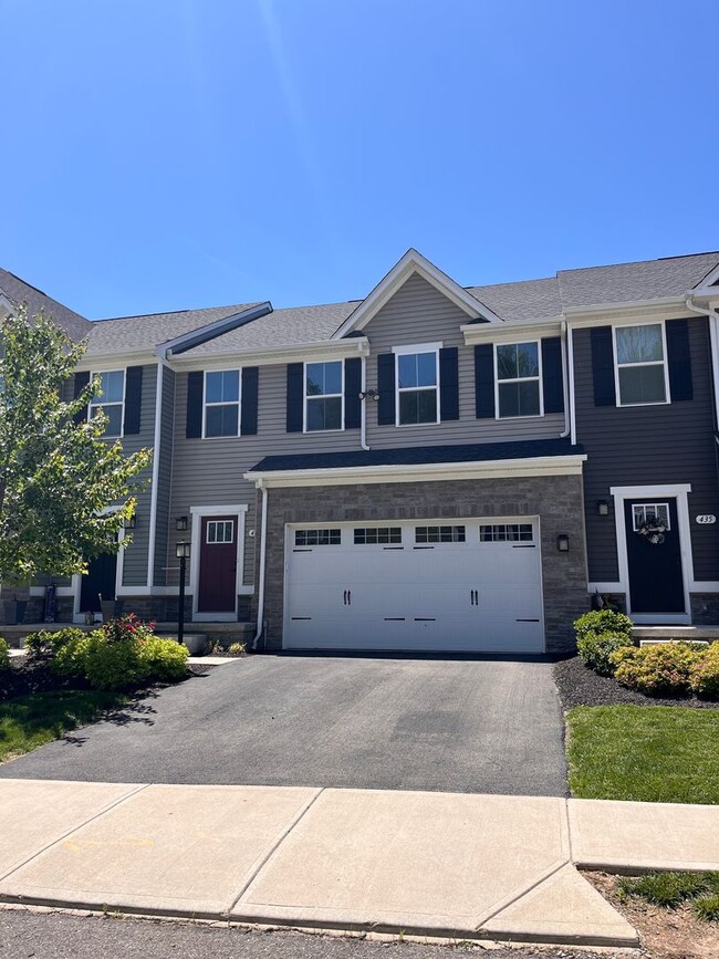 Building Photo - 437 Greenwood Dr
