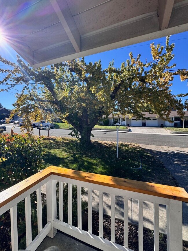 Foto del edificio - Charming 2-Bedroom Home with Spacious Back...