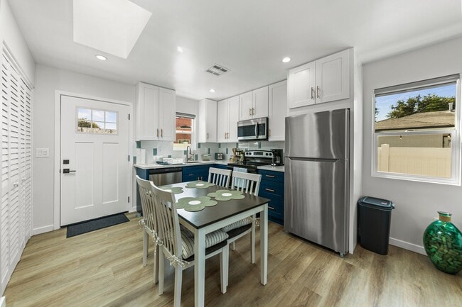 Building Photo - 3021 W 83rd St