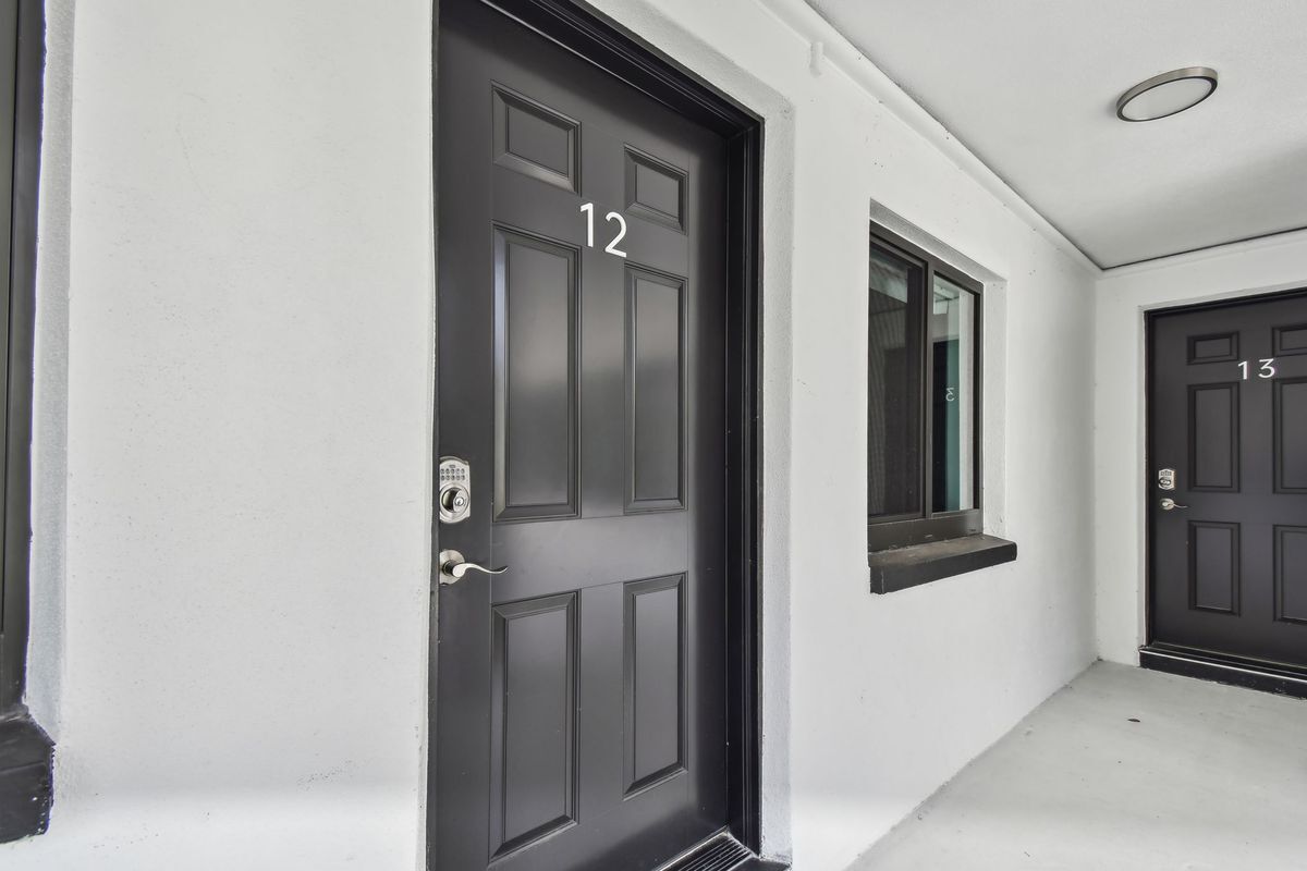 Foto principal - 2942 W Bay Dr