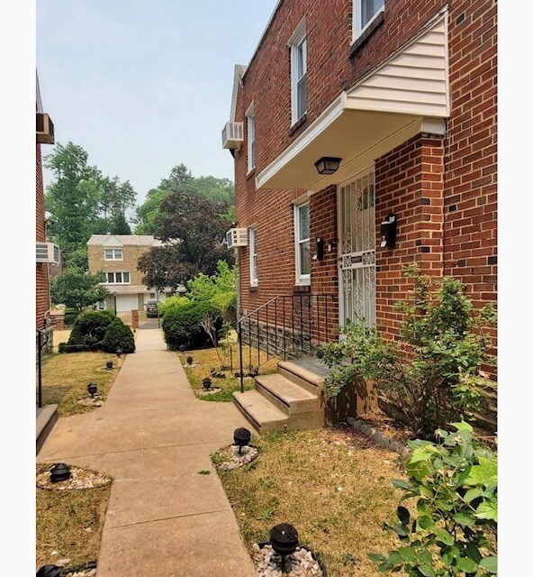 Main Entry - 6910 Ardleigh St